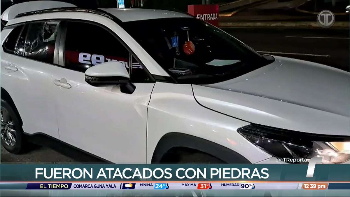 TReporta's tweet image. La conductora de un vehículo y dos ocupantes resultaron afectados luego de que supuestos manifestantes les arrojaron piedras y rompieron los vidrios del auto.