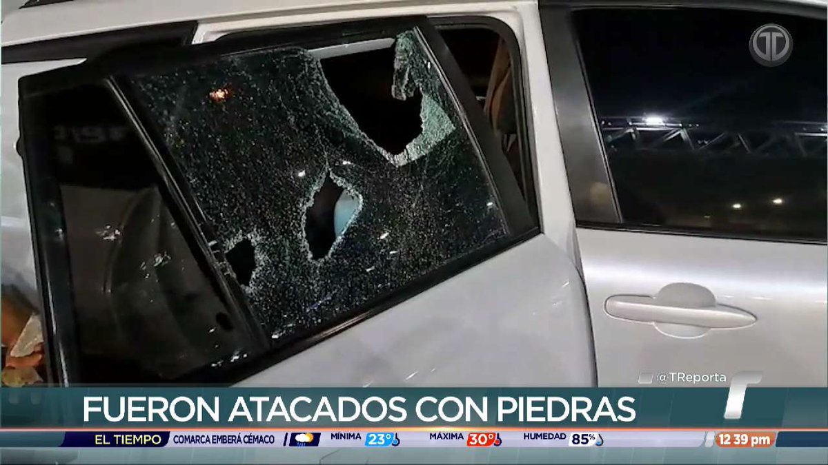 TReporta's tweet image. La conductora de un vehículo y dos ocupantes resultaron afectados luego de que supuestos manifestantes les arrojaron piedras y rompieron los vidrios del auto.
