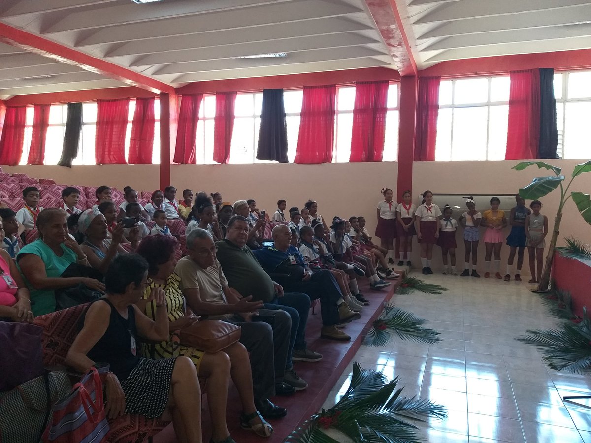 eptstgo's tweet image. Celebran los trabajadores de la #eptstgo gala homenaje por el día de las madres. FELICIDADES A TODAS LAS MADRES TRANSPORTISTAS