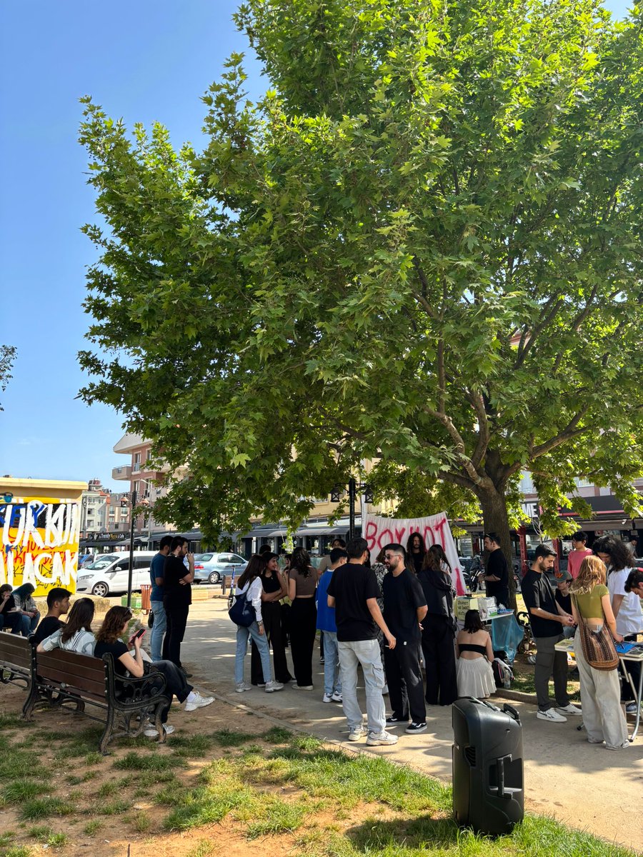 Boykot sadece bir direniş değil; bir araya geliş, sohbet, kahkaha ve halayla büyüyen bir beraberliktir. Küçük anların büyük dönüşümüdür. Dayanışmamız büyüyor, güzelleşiyor. 
Yaşasın Tam Bağımsız Öğrenci Hareketi!