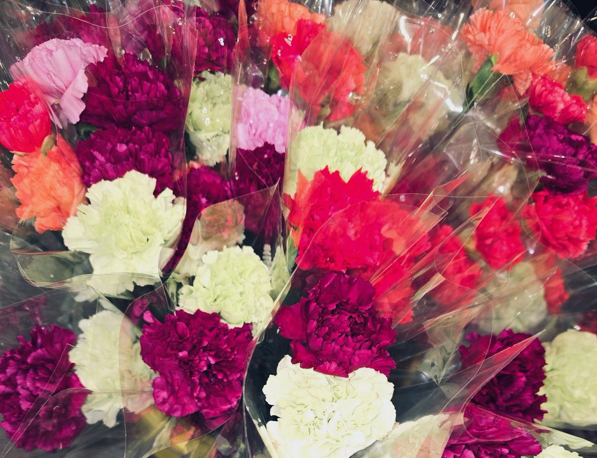 The Fraport team at <a href="/goingplacesCLE/">Cleveland Hopkins International Airport (CLE)</a> handed out flowers to traveling Moms. 💖💐