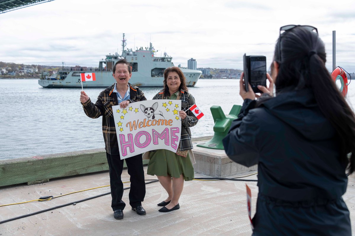 Le #NCSMMargaretBrooke est DE RETOUR PARMI NOUS! 🇨🇦 Après un déploiement historique de 4 mois. L’équipage a soutenu la recherche canadienne et démontré la puissance de la classe HARRY DEWOLF dans les opérations polaires. Bravo Zulu! #AiderDirigerCombattre