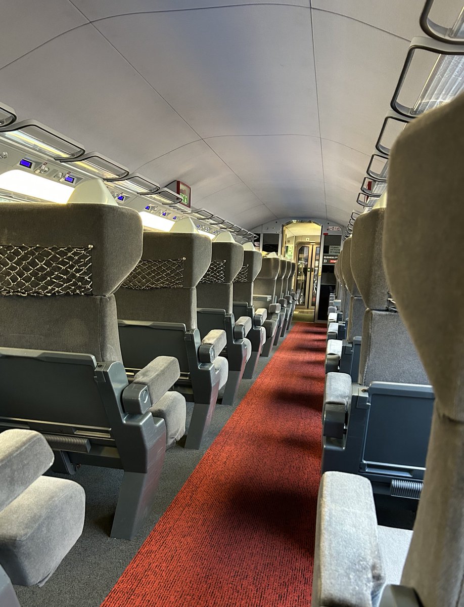 Je souhaite remercier les syndicats du rail pour ce mouvement de grève qui a visiblement effrayé la clientèle du <a href="/TGV_Lyria/">TGV Lyria</a> Paris - Genève (généralement plein comme un œuf en fin de semaine) me permettant ce soir d’être l’unique passager de la voiture 11.