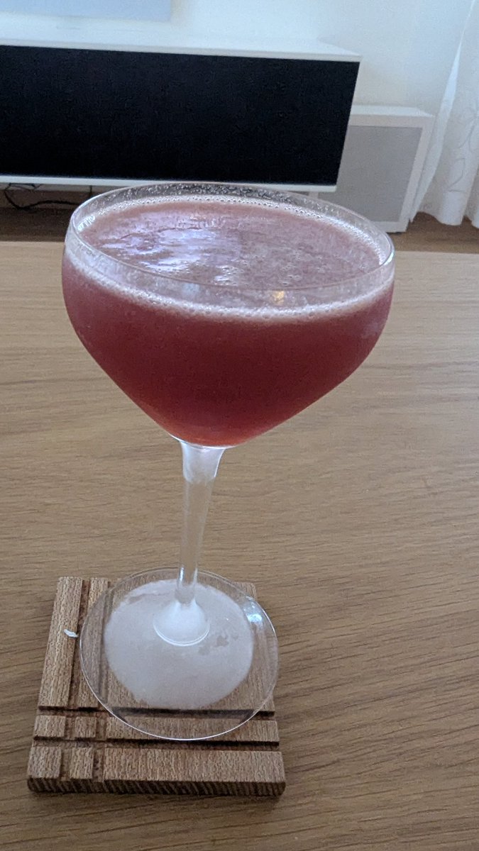 Lite modifierad Artist Special till hockeyn. Jäkligt god variant på en whisky sour.