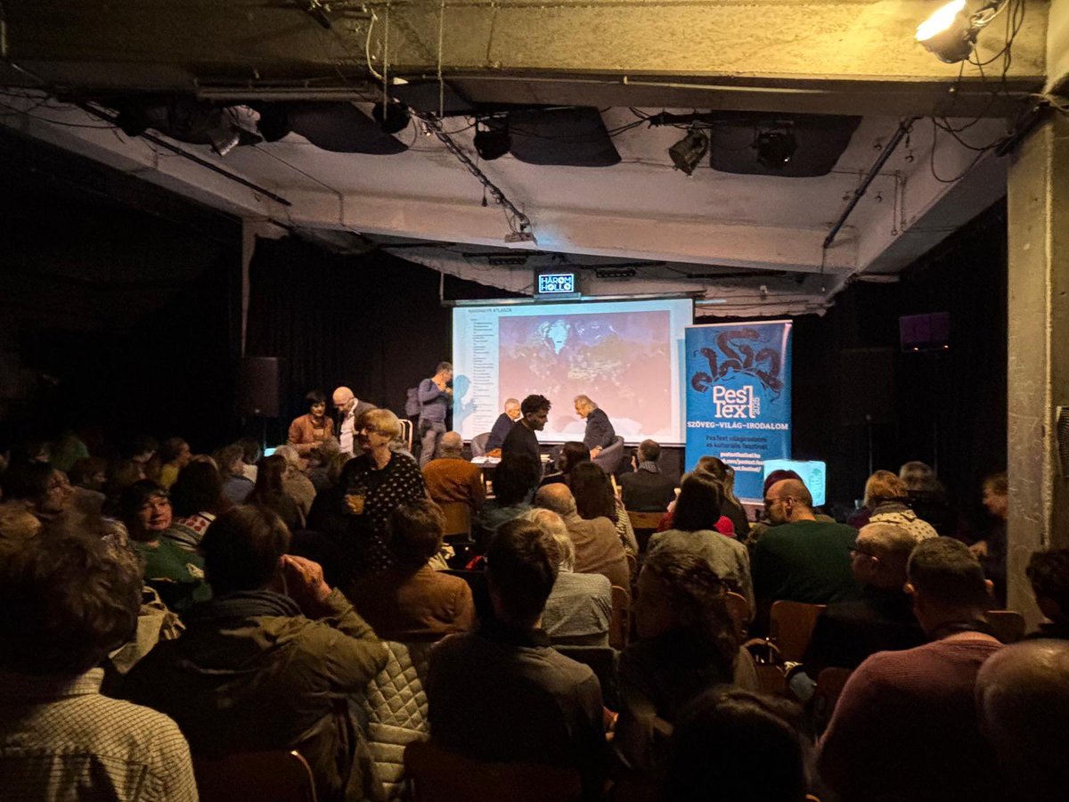 Christoph Ransmayr beim Pestext Literaturfestival #Budapest: Atlas eines ängstlichen Mannes in ungarischer Übersetzung von Lájos Adamik sorgt für brechend vollen Saal im Három Holló Literaturcafé und lange Signierwarteschlange <a href="/LitLebOest/">LiteraturAT</a>