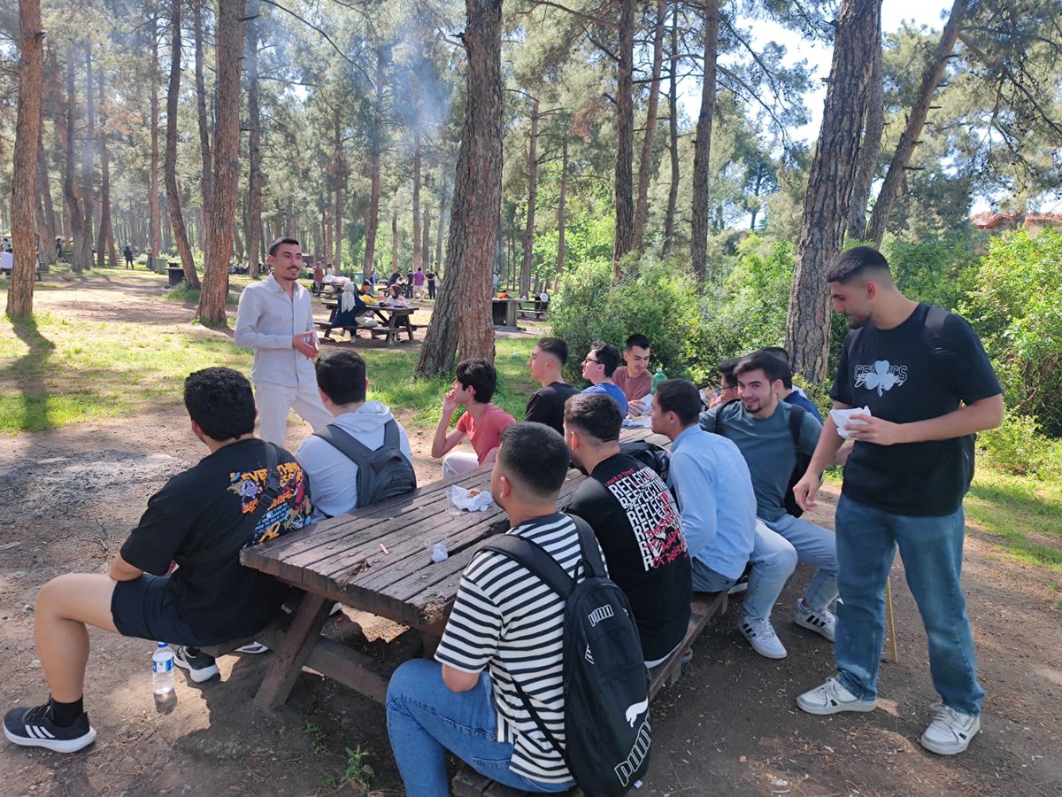Öğrencilerimizle Çamlık Parkı’nda düzenlediğimiz piknikte bir araya geldik. Kurum psikoloğumuzun bağımlılıkla mücadele üzerine yaptığı bilgilendirici konuşmayla başlayan pikniğimizi doğayla iç içe, huzurla geçirdik.🌲

📍İbn-i Rüşd Yurdu