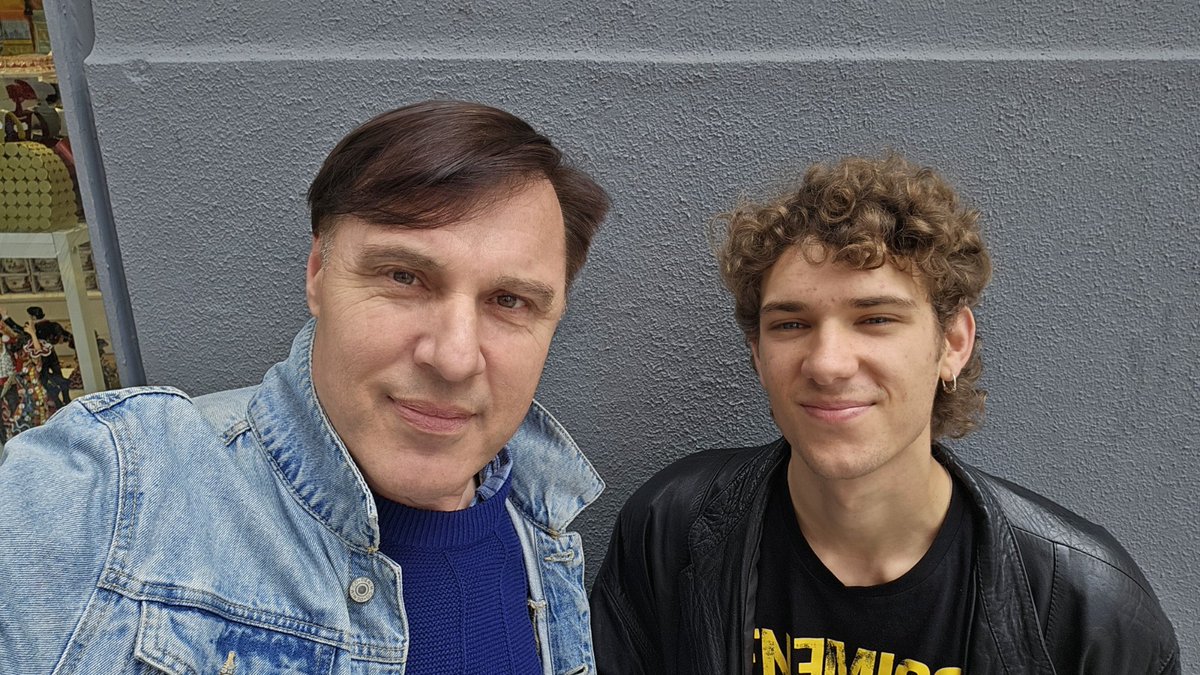 Entrevistando al actor Hugo Welzel.