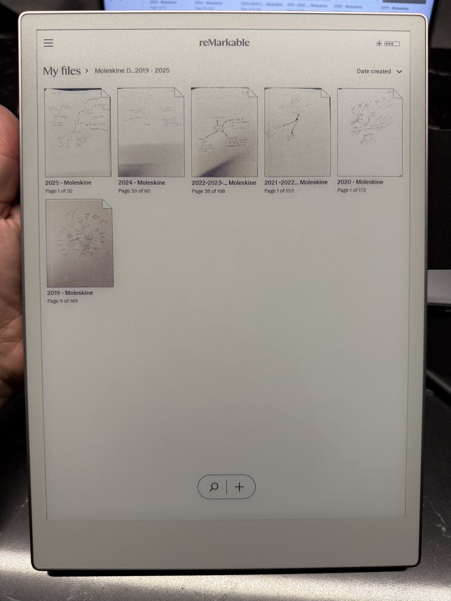 2019 yılından beri notlarımı Moleskine (XL Plain) defterlerde özenle tutarım. Bu defterleri bugüne kadar taratarak pdf olarak da arşivlemiştim. 2012’den beri de özellikle yurtdışındaki kitaplara erişebilmek için E-ink teknolojili Kindle (aktif: Oasis) kullanırım. Bu ikilinin