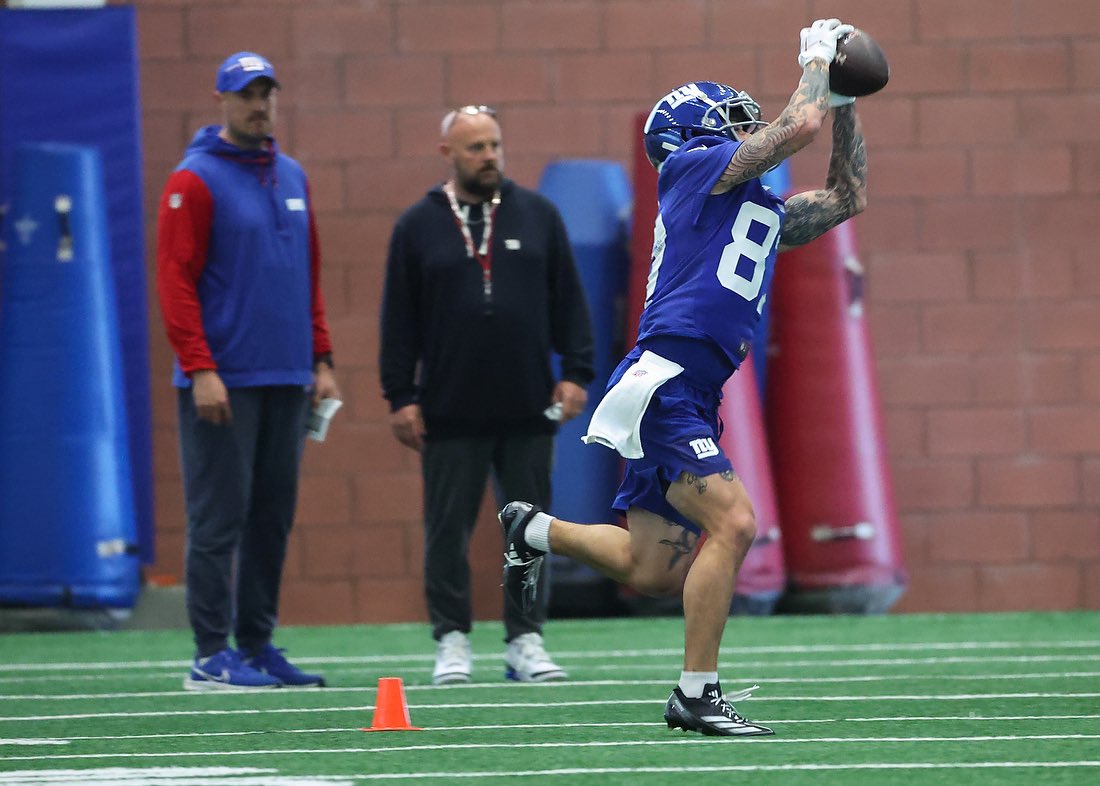 Former #Rutgers wide receiver Christian Dremel catches a pass in front of offensive coordinator Mike Kafka &amp; head coach Brian Daboll at #Giants rookie minicamp. 

More here: bit.ly/43dXHPH
