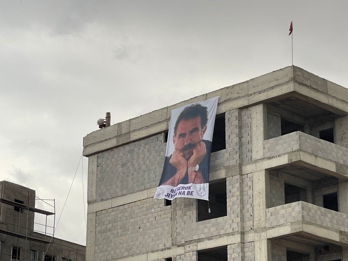 Uzun bir süredir yaşayıp şahit olduklarımız Terörle mücadele kanununun bulunduğu halde yürürlükten fiilen kaldırıldığını düşündürtüyor.

Ne oldu? Türk milleti savaş mı kaybetti?

Terör örgütünün propagandası suçunun düzenlendiği 3713 sayılı Kanunun 7. maddesinin değişik 2.