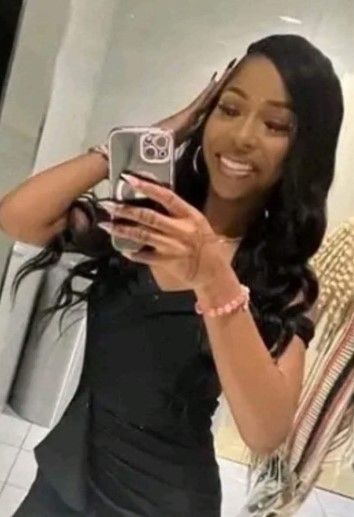 TPSOperations's tweet photo. MISSING:
Malia, 15
-last seen May 7 at 3 pm, in the Driftwood Ave and Jane St area
-5'1", 135 lbs., with dark burgundy hair in a top bun and brown eyes
-wearing blk shirt, blk tank top, light blue denim jacket, pink/white shoes, pink headband, blk shoulder bag
#GO957485
^sm https://t.co/0gb20fkk8I