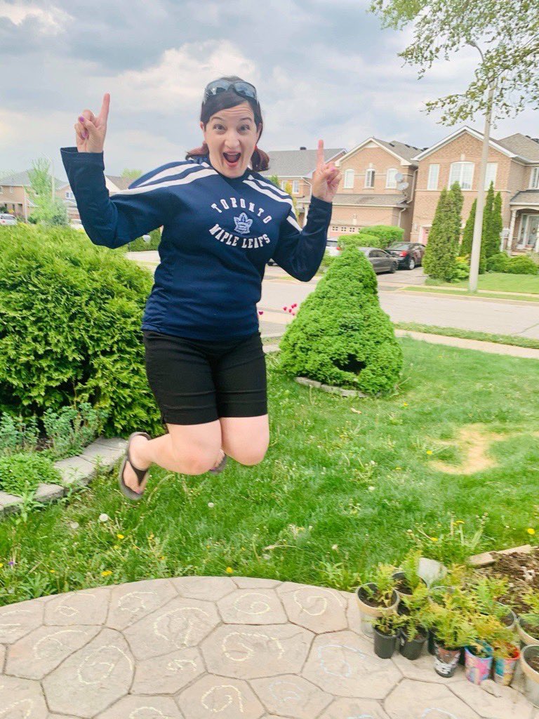 Une photo de 2021…(quand mon genou droit n’avait pas mal). Mon sentiment est pareil. GO LEAFS GO! 💙🩵💙🩵