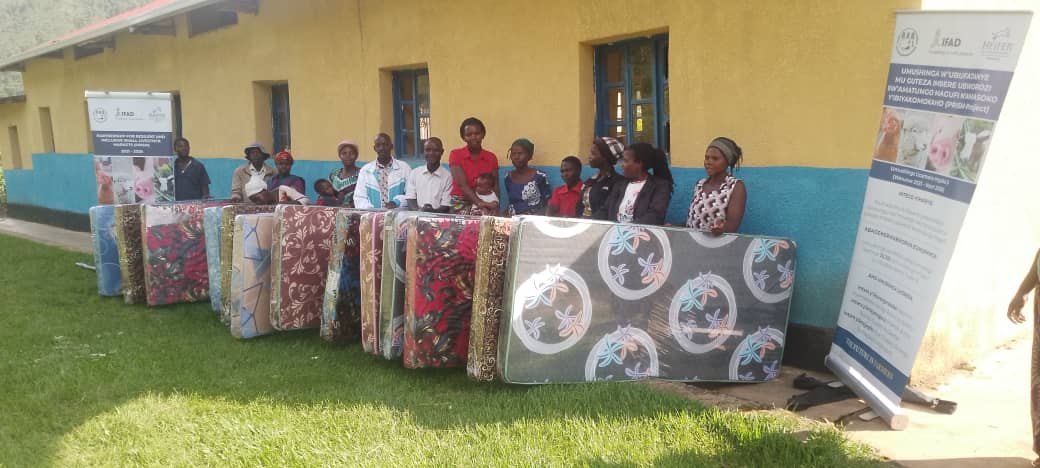 <a href="/GashenyiSector1/">GASHENYI Sector Official Page</a> Dusasirane hagamijwe isuku hose (Ababyeyi ba <a href="/GashenyiSector1/">GASHENYI Sector Official Page</a> ) <a href="/gahundemaurice/">Maurice Mugabowagahunde</a> <a href="/muka_vestine/">Vestine Mukandayisenga</a>