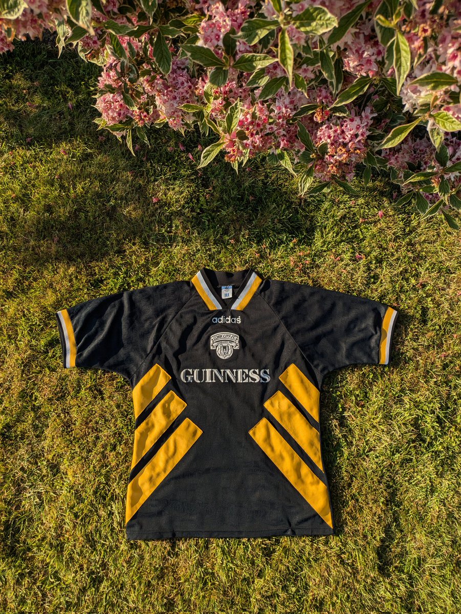 Have you ever just bought a shirt that instantly becomes the best in your collection? 😍

Cork City 1993-95 Away 💛🖤