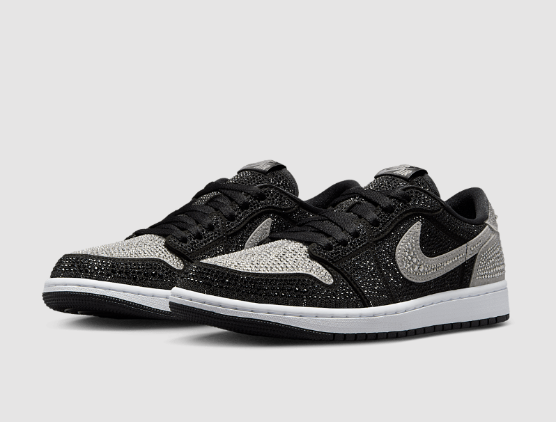 JustFreshKicks's tweet photo. OFFICIAL IMAGES: Swarovski x Air Jordan 1 Low OG "Crystal" 💎

🗓️ May 2025
💰 $1,000 https://t.co/p0zsmPHsSd