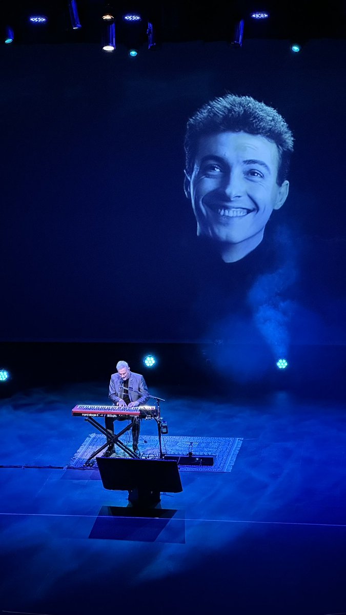 La música de Pedro Aznar es un puente entre la introspección y lo universal, muchas canciones suenan como revelaciones al corazón. 

Anoche estuvo en el teatro Santander: qué artista, qué belleza.
