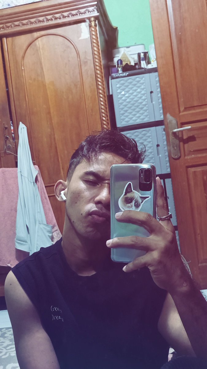 69fiansyah's tweet photo. cipok aku please aku cape https://t.co/eYEwE0eQ1e