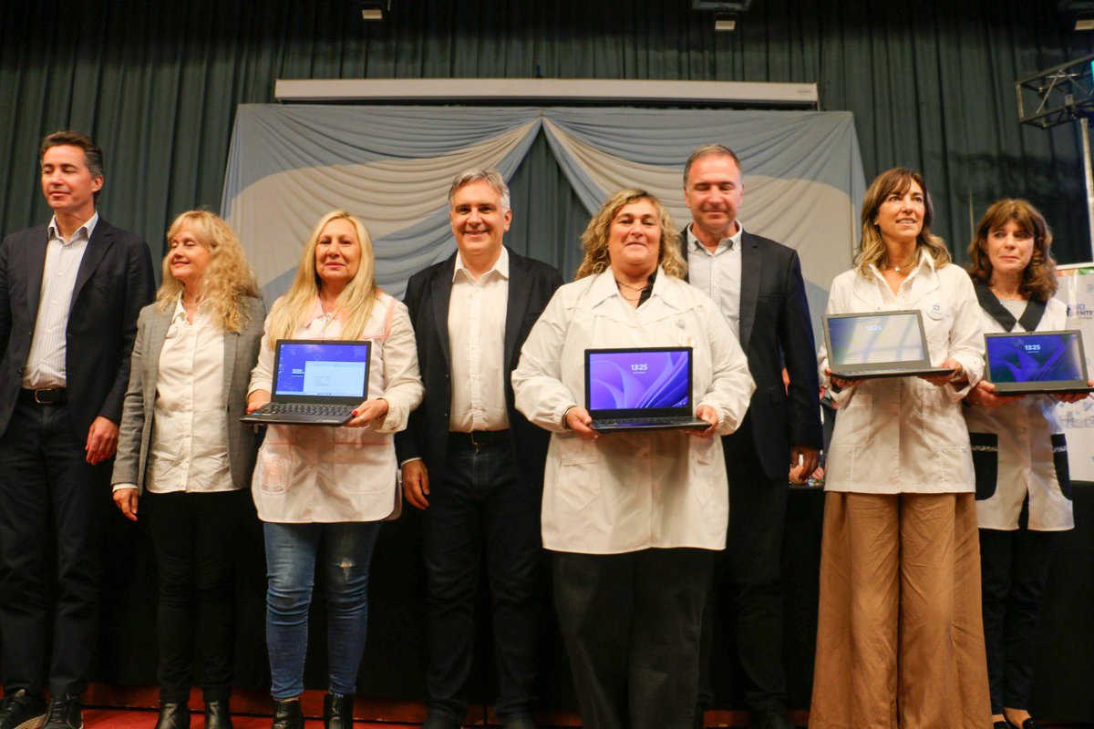 🙌 El gobernador <a href="/MartinLlaryora/">Martín Llaryora</a> compartió un momento con estudiantes de la Universidad Nacional de Río Cuarto en donde habilitó la obra de #GasNatural.
 
Además, entregó 1.235 netbooks a 43 escuelas del departamento #RíoCuarto 💻 a través del programa #TecnoPresente