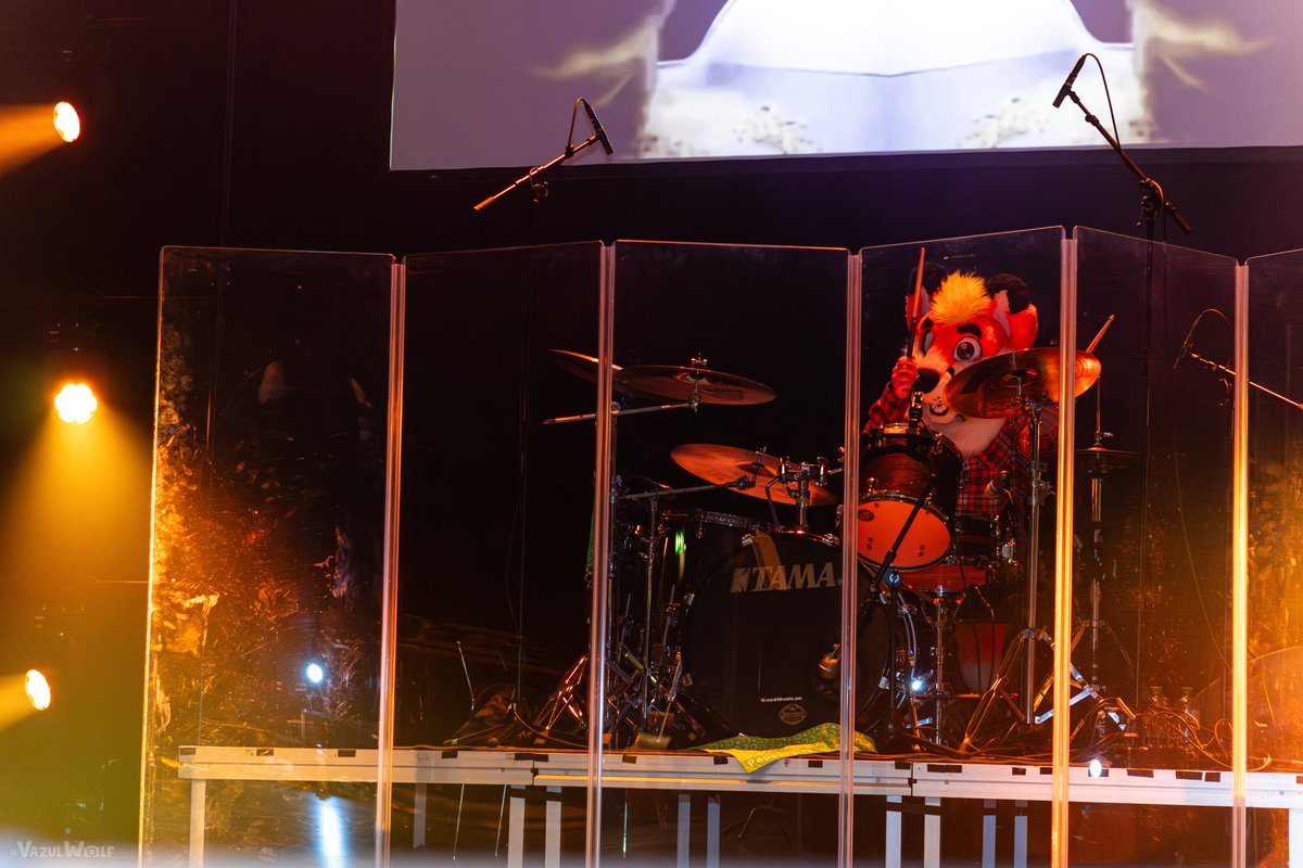 Pepper Fox 🔜Furizon (@pepperfox10) on Twitter photo Happy #FursuitFriday from behind the drumset! :3
📸: <a href="/VazulWolf/">Vazul 🔜 Cesfur</a>
#NFC2025 #Wildpact #metalconcert #furry #furrymusician #fursuit #fursuiter #furryfandom Happy #FursuitFriday from behind the drumset! :3
📸: <a href="/VazulWolf/">Vazul 🔜 Cesfur</a>
#NFC2025 #Wildpact #metalconcert #furry #furrymusician #fursuit #fursuiter #furryfandom