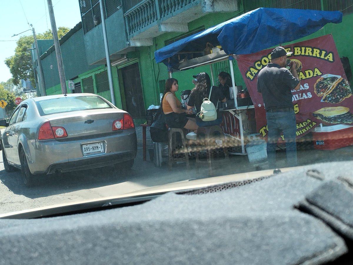 Esquinas de Tijuana ni banquetas dejan caminar ni vuelta de vehículos a dos sentidos sobre canal  drenaje comida de carros concecionados por CD .Tj a empresarios que van ven en la Jolla Ca .