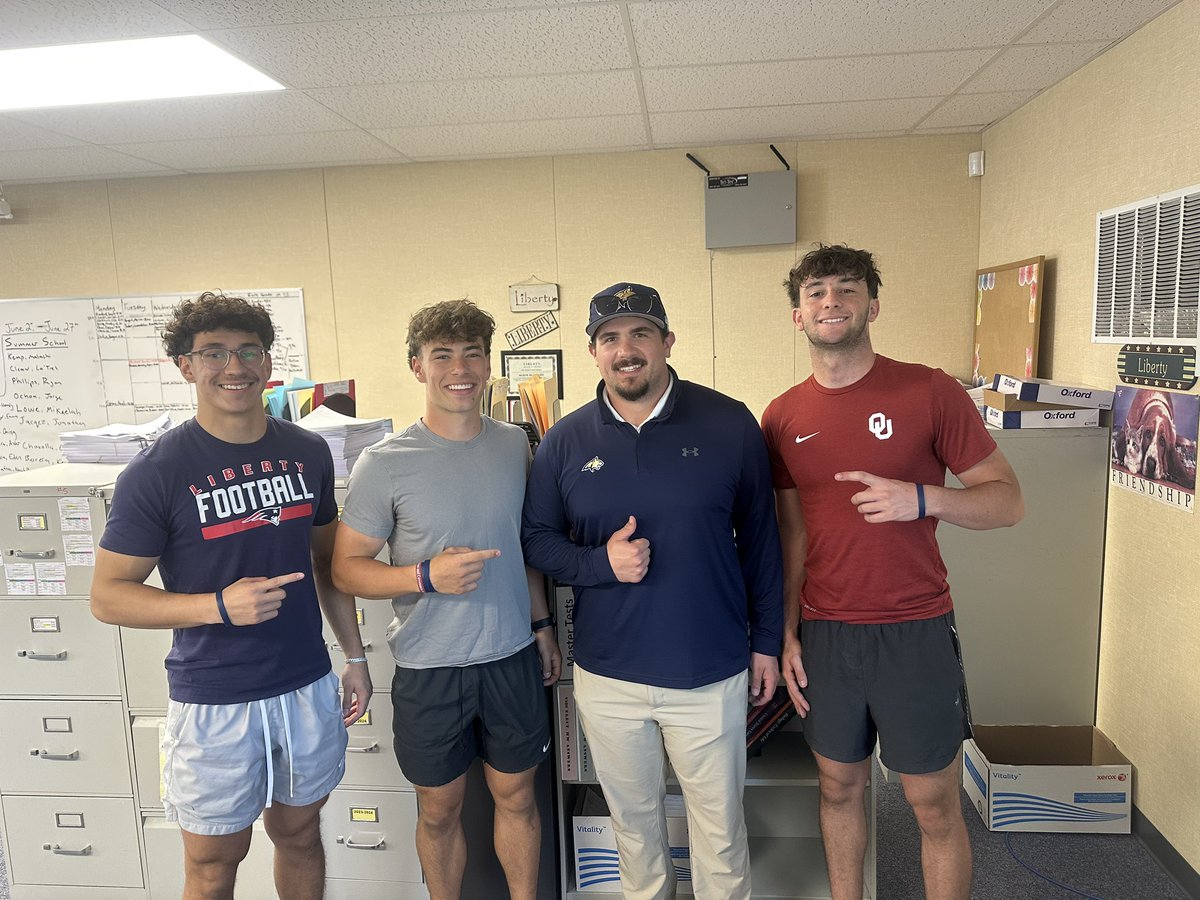qb1robert's tweet image. Thank you @CoachSmith59 for stopping by the L!! @ArmedDangerQBS @Quinnbuckey @luke_baiamonte @ElmoWhitten7 @MSUBobcats_FB