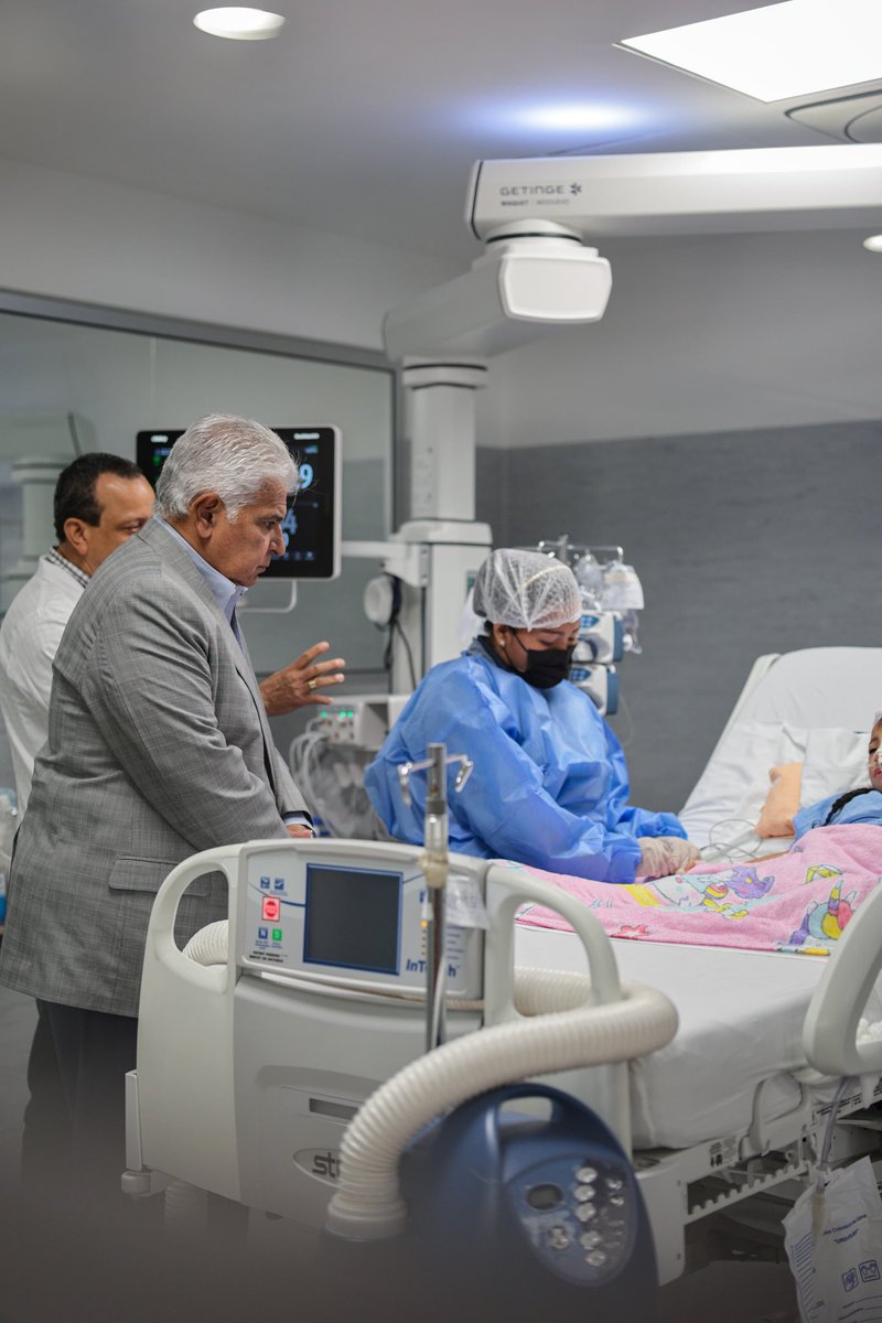 as_salazar's tweet image. Presidente @JoseRaulMulino VISITA NIÑA QUE RECIBIÓ PEDRADA EN MANIFESTACIÓN
El Presidente de la República, José Raúl Mulino, visitó esta mañana en la Ciudad de la Salud a la niña de 4 años que recibió una pedrada en la cabeza, cuando el vehículo en el que transitaba con su…