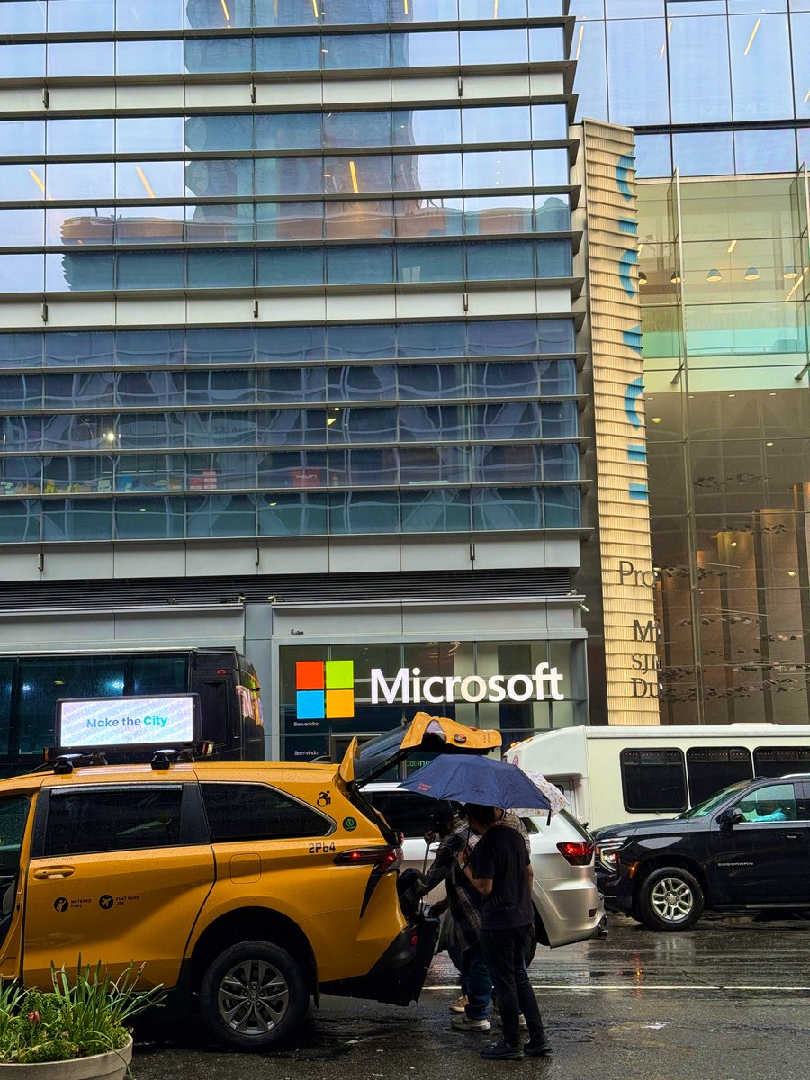 No estoy en la ciudad de Nueva York para jugar Gears of War E-Day en Play Station 5 y Xbox ni estoy trabajando con Microsoft.

Estoy trabajando en temas personales, solo tomé una foto afuera de las oficinas por mamador. Esto no es sarcasmo. Dejen de preguntar. Gracias.