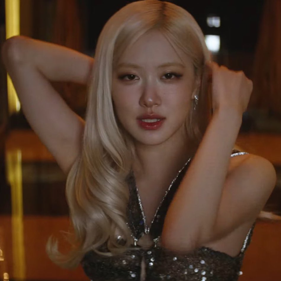 charts_rose's tweet image. ROSÉ’s “Messy” (#76) becomes the highest-debuting song by a female K-pop soloist on Apple Music US Pop genre in history, surpassing hér own “APT.” (#158).