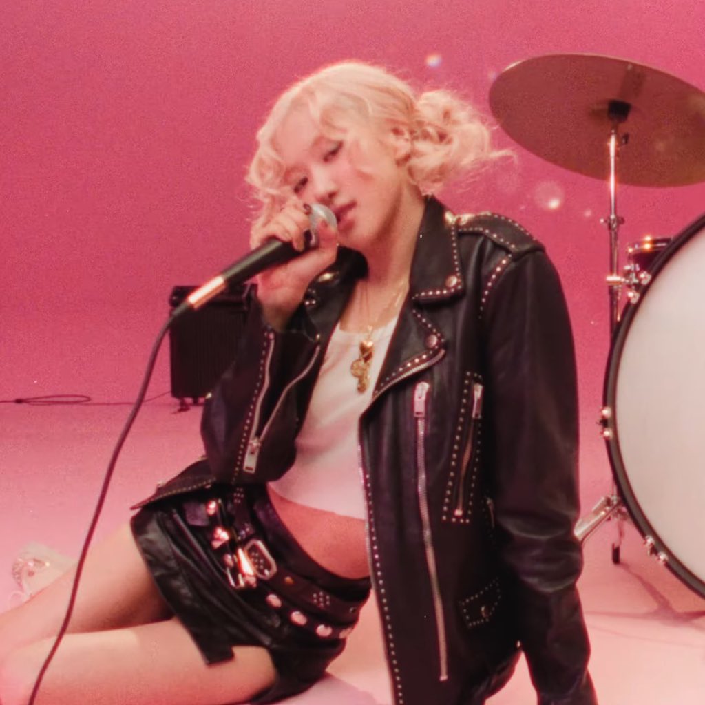 charts_rose's tweet image. ROSÉ’s “Messy” (#76) becomes the highest-debuting song by a female K-pop soloist on Apple Music US Pop genre in history, surpassing hér own “APT.” (#158).