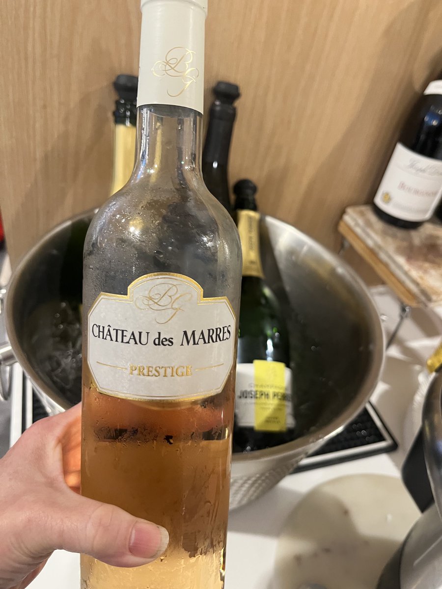kvpi's tweet image. Air France lounge – JFK. The bar here is my favorite kind of bar – totally self serve. The rosé, however, is supremely lackluster. I'm going to try the Sauvignon Blanc...