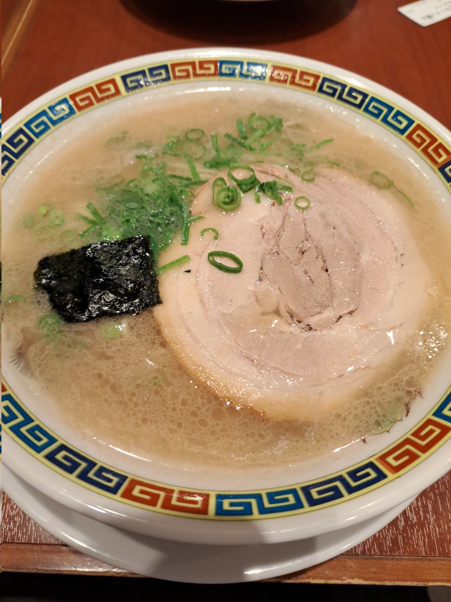 RockPleasure71's tweet photo. 期間限定 長浜ラーメン健太@横浜駅ヨドバシ地下
#CHABUTON
#CHABUTON横浜

5月9日(金)☁
夜から🌧️予報で、風も強く曇り模様の今日のランチは、ヨドバシ地下のCHABUTONに、期間限定のラーメン健太を食べに行きました❇️
東京・高円寺の人気行列店〝ラーメン健太〟監修 の〝くさウマ〟シャバ系豚骨ラーメンです❇️
今回は再現度92%という一杯❇️替え玉に対応しうる熱々のスープは、しっかりくさうまな豚骨スープでした❇️
十分に健太の雰囲気、長浜ラーメンを堪能出来る旨さです❇️
具材も、ネギと柔らかチャーシュー、海苔のみでシンプル❇️
一回無料の替え玉は、麺固めで注文し、丼に投入❇️
替え玉になってもまだ熱々なスープがGoodです❇️
ここといい、花月といい、気軽に、長浜ラーメン健太を食べられるのが嬉しい😃
豚骨ラーメンを満喫出来ました❇️
