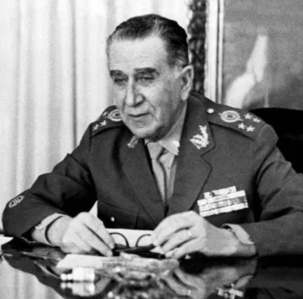 flaviofachel's tweet image. UERJ revoga título de "doutor honoris causa" dado ao general Emílio Garrastazu Médici, ex-presidente durante a ditadura. #Médici #UERJ uerj.br/noticia/consel…