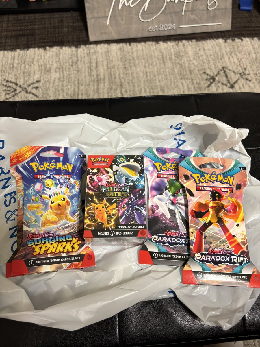 BunkTCG's tweet image. Been a minute since I’ve been able to find product in the wild. Fortunately Barnes and Noble and Dollar General came through today! #Pokemon #PokemonTCG