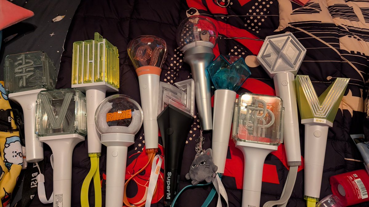 patchworkdrake's tweet photo. Packing for #SMTOWNLIVE is hard https://t.co/ig36v6p4I8