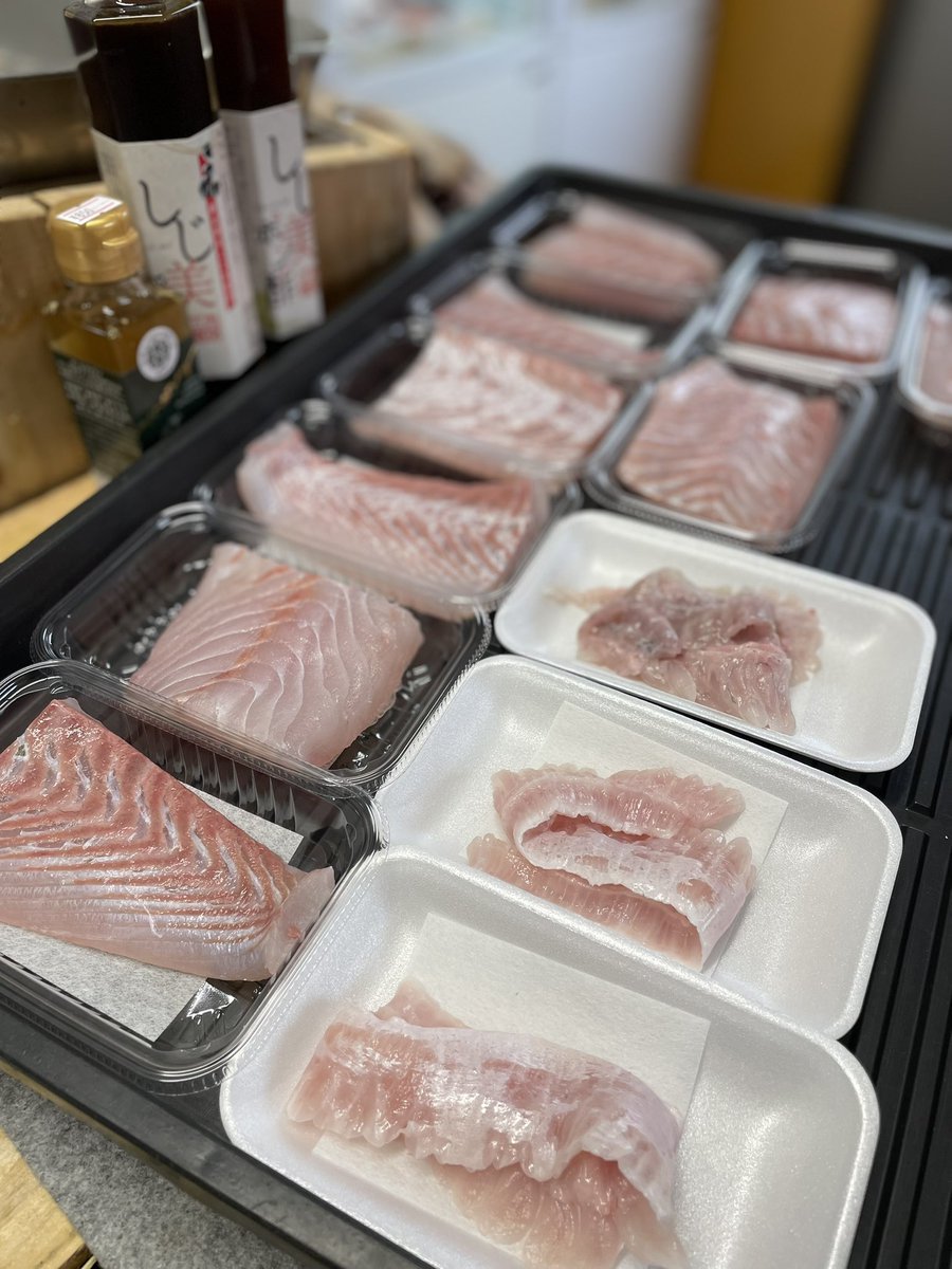 石巻産🌊天然生本鮪スゴ🤩活黒ソイ、輝く縞鯵、平目エンガワ、カンパチとみかん鯛、時鮭はカマアラ出でおります🤩寒いので三平汁や塩振り焼きに☺️そして本日はもっとも温まる鍋🍲商材ご用意しております🥳しばしお待ち下さい😊
続く→
#登別 #魚屋 #まるひろ伊藤水産 #刺身 #干物 #鮮魚店