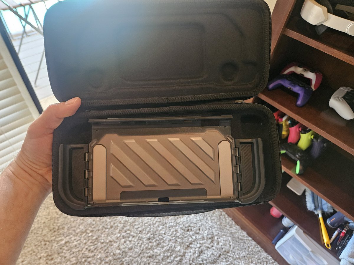 Guess the #switch2 is still a lot smaller in size than the #SteamDeck (body size, not screen)