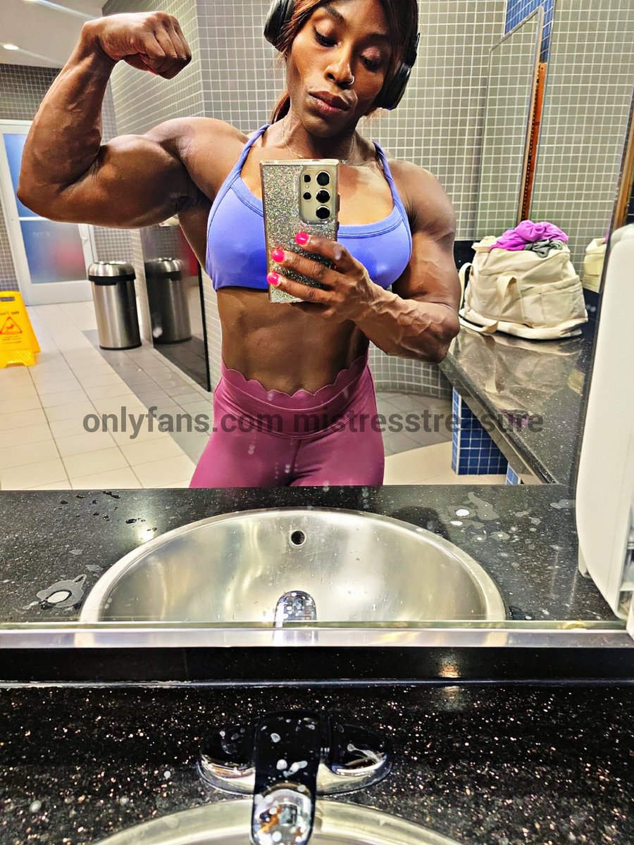 Make it happen #flexfriday  #blackisbeautiful #femalebodybuilder #hardbody #ebonyfemdom