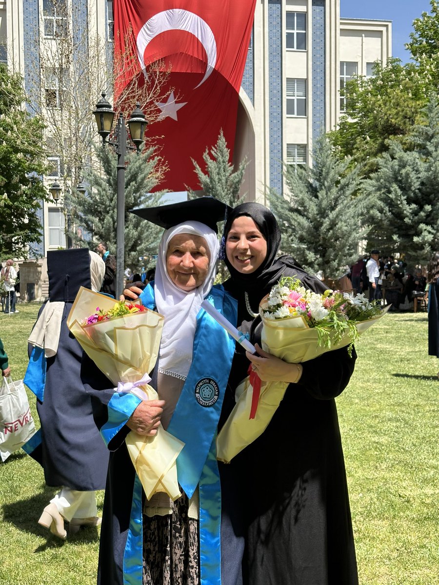 Dört yıl boyunca ettiği dualar,maddi manevi desteğiyle pamuğum bu cübbeyi giymeyi benden daha çok hak etti 🤍🎓