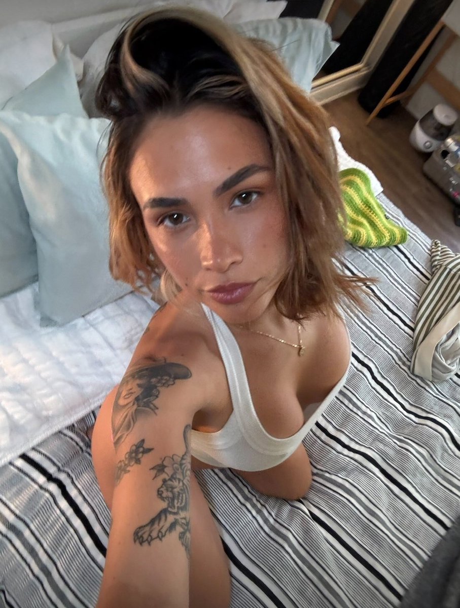 Lavagrlx's tweet image. You wake up with me in your bed...wyd?