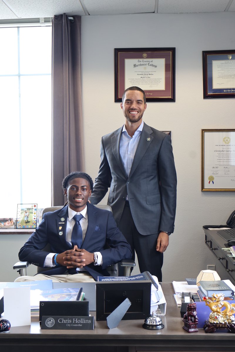 Chris Hollins tweet media