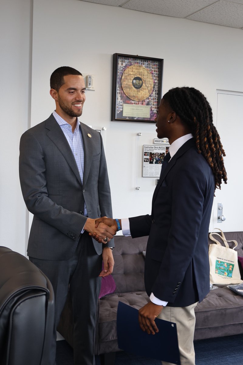 Chris Hollins tweet media