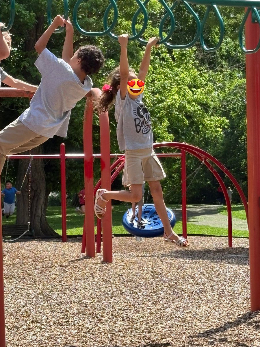 christenpointer's tweet image. 1st grade enjoying fitness at recess! @MNPS_kidshealth @DES_Bulldogs #MNPSWellnessWeek2025