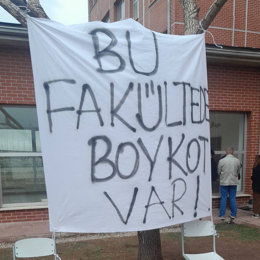GVatanseverler's tweet photo. ODTÜ, Marmara Üniversitesi ve Boğaziçi Üniversitesi öğrencileri 2 Nisan’da genel boykot çağrısı yaptı.

Ne düşünüyorsunuz?
#Turkiye #vatansever
Abone https://t.co/mPfyWoC16K https://t.co/mCjE68haBq