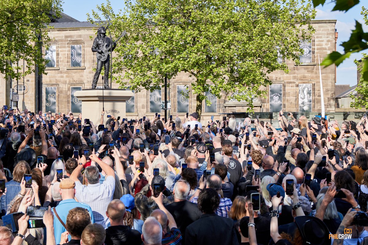 philcrowphoto's tweet photo. Statue of Motörhead singer Lemmy unveiled in Burslem by local sculptor Andy Edwards and marks 10 years since Lemmy's death and 50 years since the band was formed 🤘
#motorhead #andyedwards #sculpture https://t.co/t44HXZ5TzS