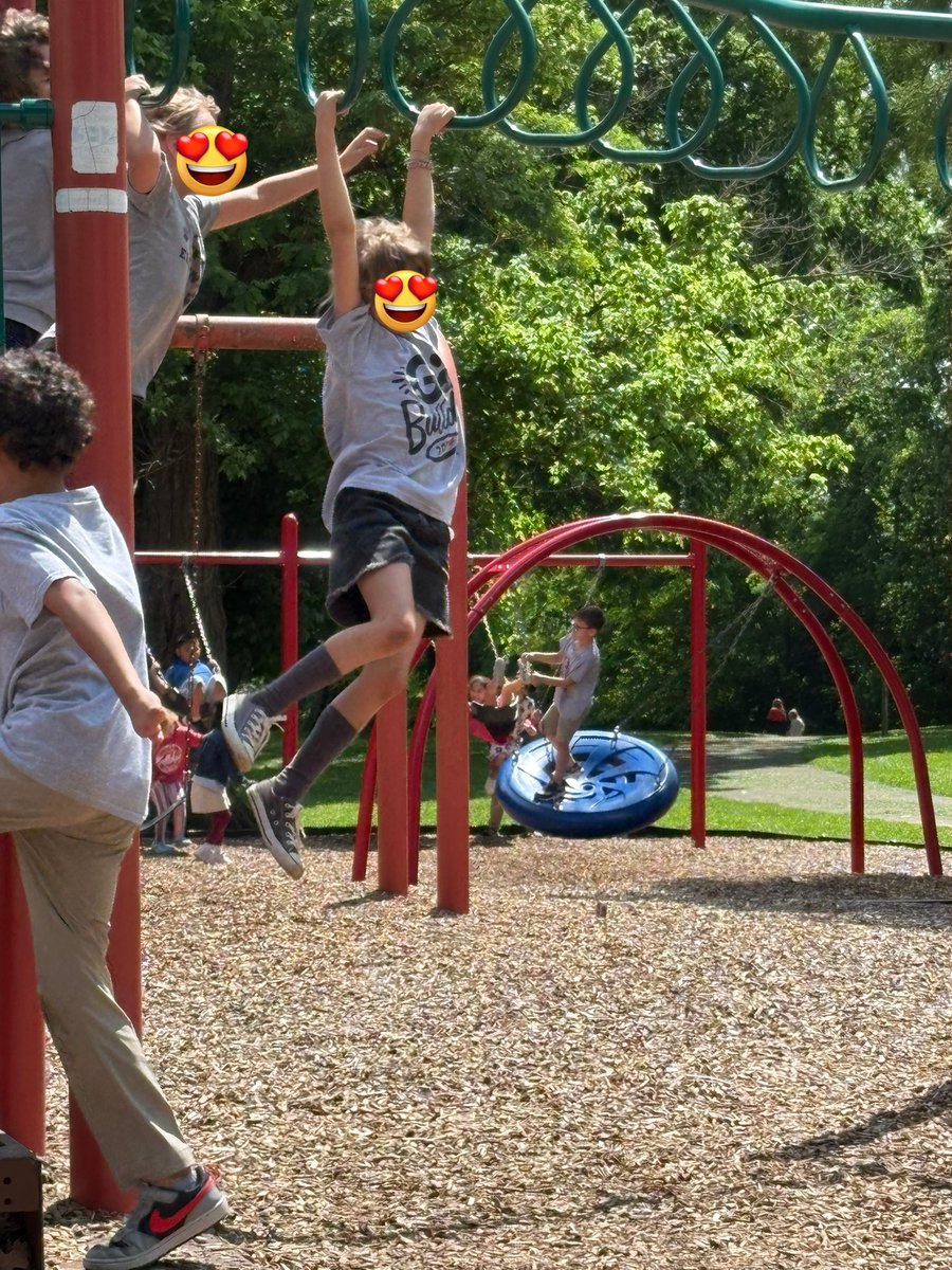 christenpointer's tweet image. Swing away first grade! @MNPS_kidshealth @DES_Bulldogs #MNPSWellnessWeek2025