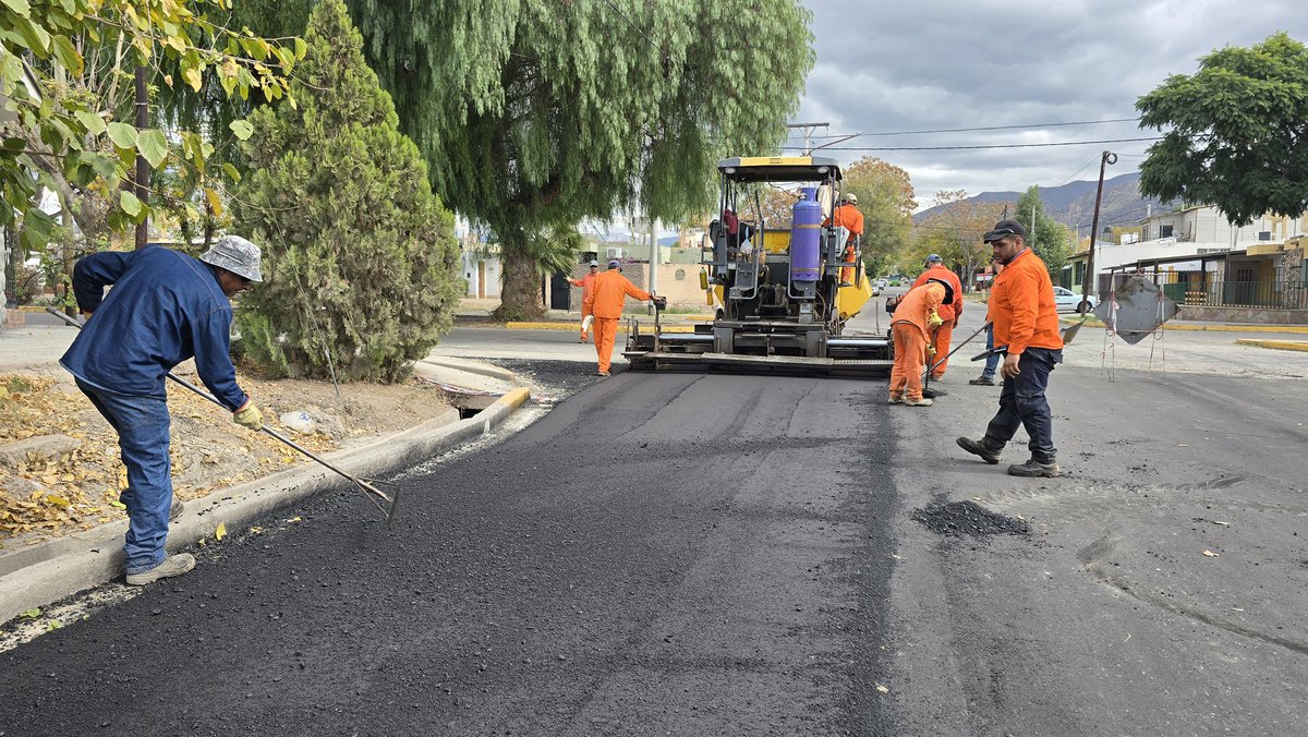 🚧 Barrio SOEM | Seguimos avanzando con obras que transforman.

En el marco del Plan de Concreto Asfáltico 2025, se está ejecutando la obra de concreto asfáltico y urbanización en el Barrio SOEM. 
📍Previamente realizamos el movimiento de suelo completo, con todo lo que implica