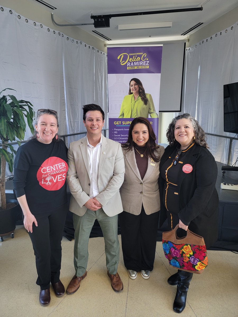 Kicked off #NationalSmallBusinessWeek with a Milwaukee Ave tour celebrating local entrepreneurs like Magnifico Coffee, RCM Studios &amp; more! 🎉

Wrapped up with a press conference w/ <a href="/SenatorDurbin/">Senator Dick Durbin</a> &amp; @RepDelia—lifting up small biz as engines of equity + opportunity. 💼🌟 #ShopLocal