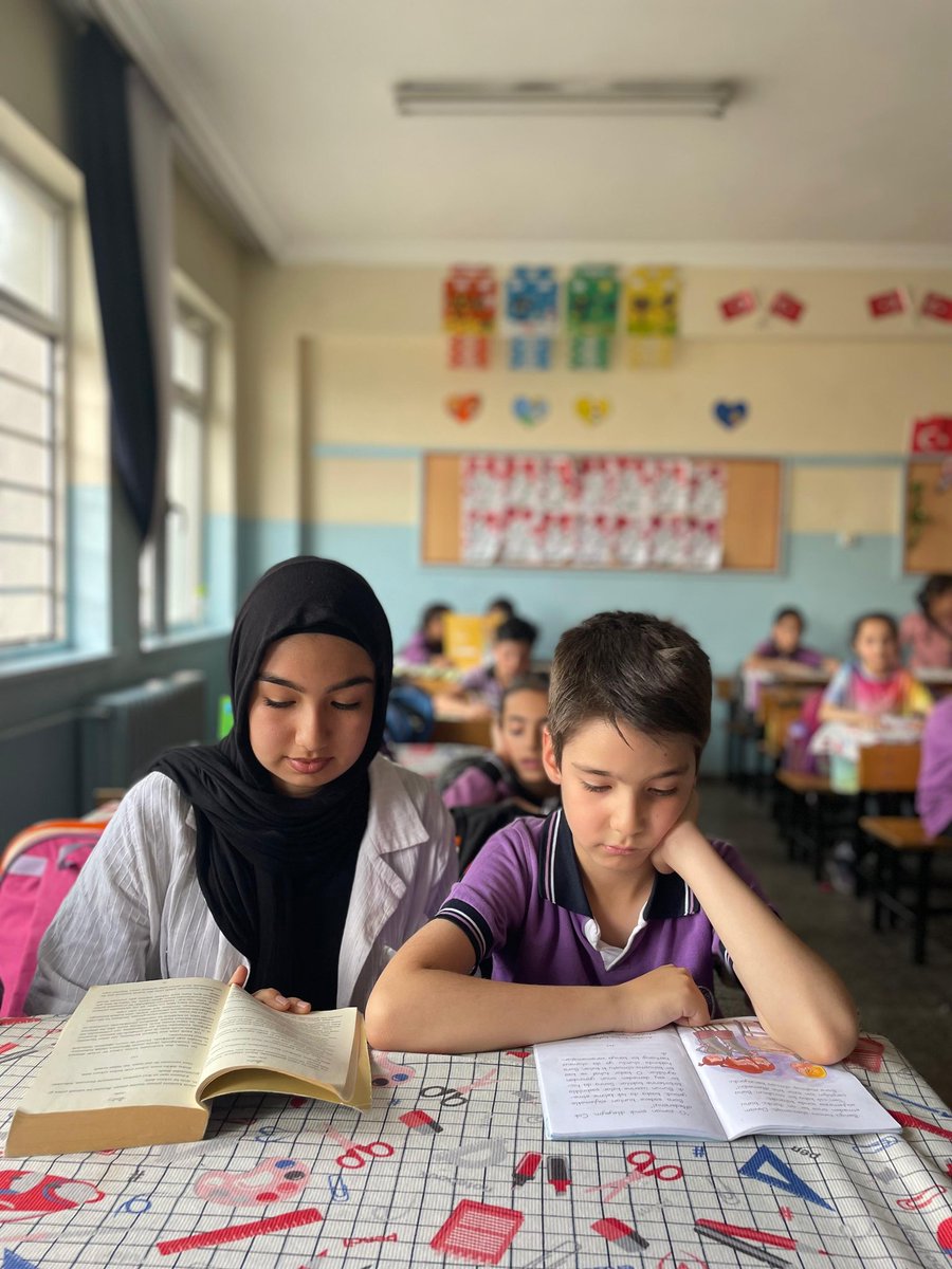 haticekarsligil's tweet photo. 📖📖“Kitap okumak, zamanın sınırlarını aşmaktır.”

Zamanın sınırlarını; öğretmenlerimizle, öğrencilerimizle, velilerimizle birlikte aşıyoruz.📚☺️ 

@erdalkilinc27 @Yusuf__Tekin
@tcmeb @Gaziantep_MEM
@sahinbeymem @eyupgunes27
@gantepvaliligi 
#OkuryazarGaziantep https://t.co/55xZXB40Ai
