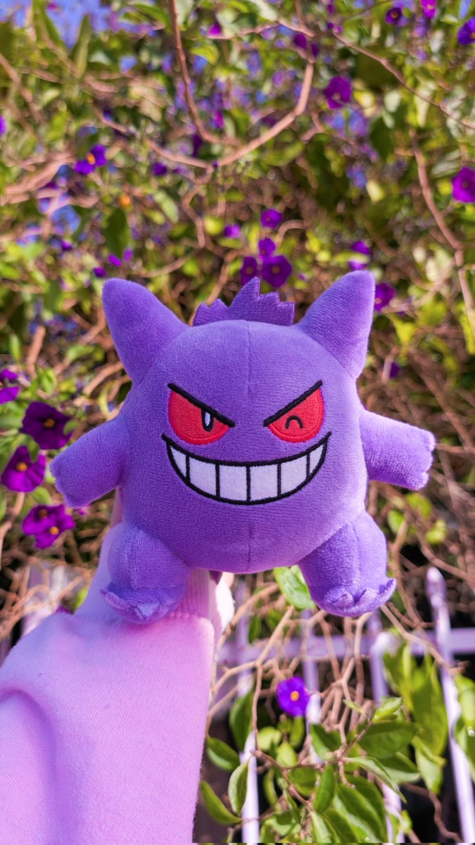 Life sucks. Give someone you care about their fav flower, a nice snack or just a hug, you'd help a lot🪻