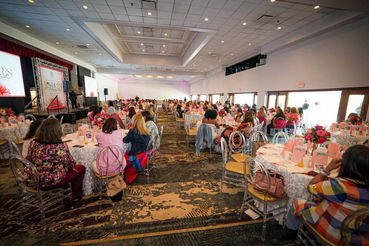 Reconocimos a las madres que forman parte de El Capitolio y de la Oficina de Servicios Legislativos (OSL), en una actividad dirigida a destacar su dedicación y compromiso bajo el lema: Madres que Trascienden y Transforman Vidas.

Agradezco la presencia de la vicepresidenta de la